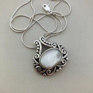925 Sterling Silver Necklace with Mother of Pearl Pendant & 925 Chain 18"